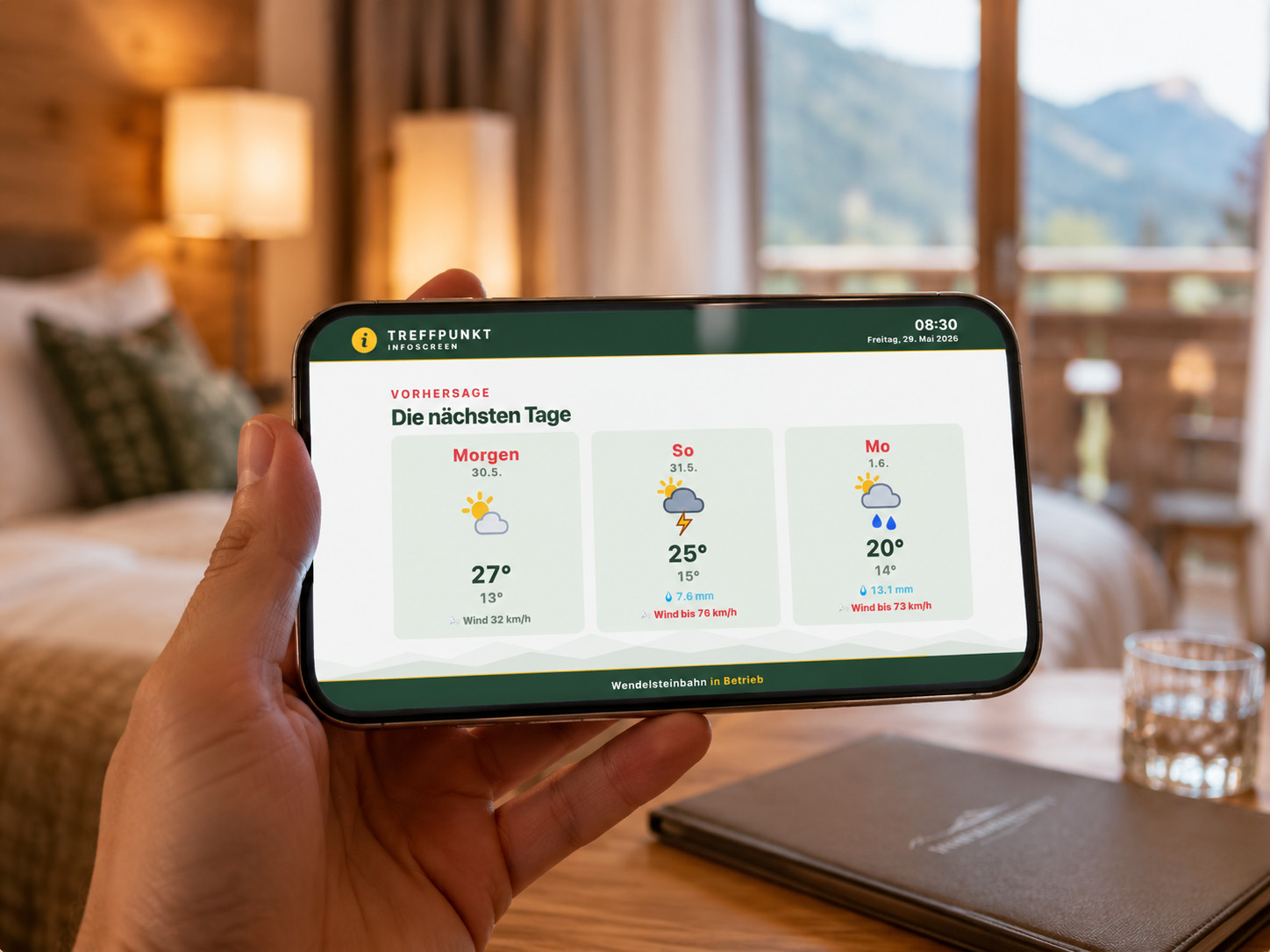 Treffpunkt Infoscreen auf einem Smartphone in der Hand eines Gastes