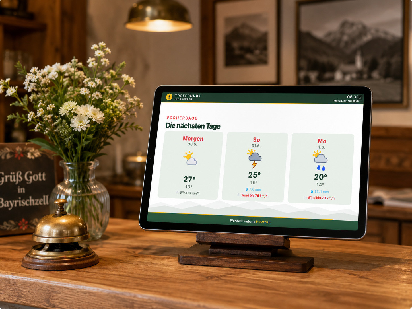 Treffpunkt Infoscreen auf einem Tablet an der Hotel-Rezeption
